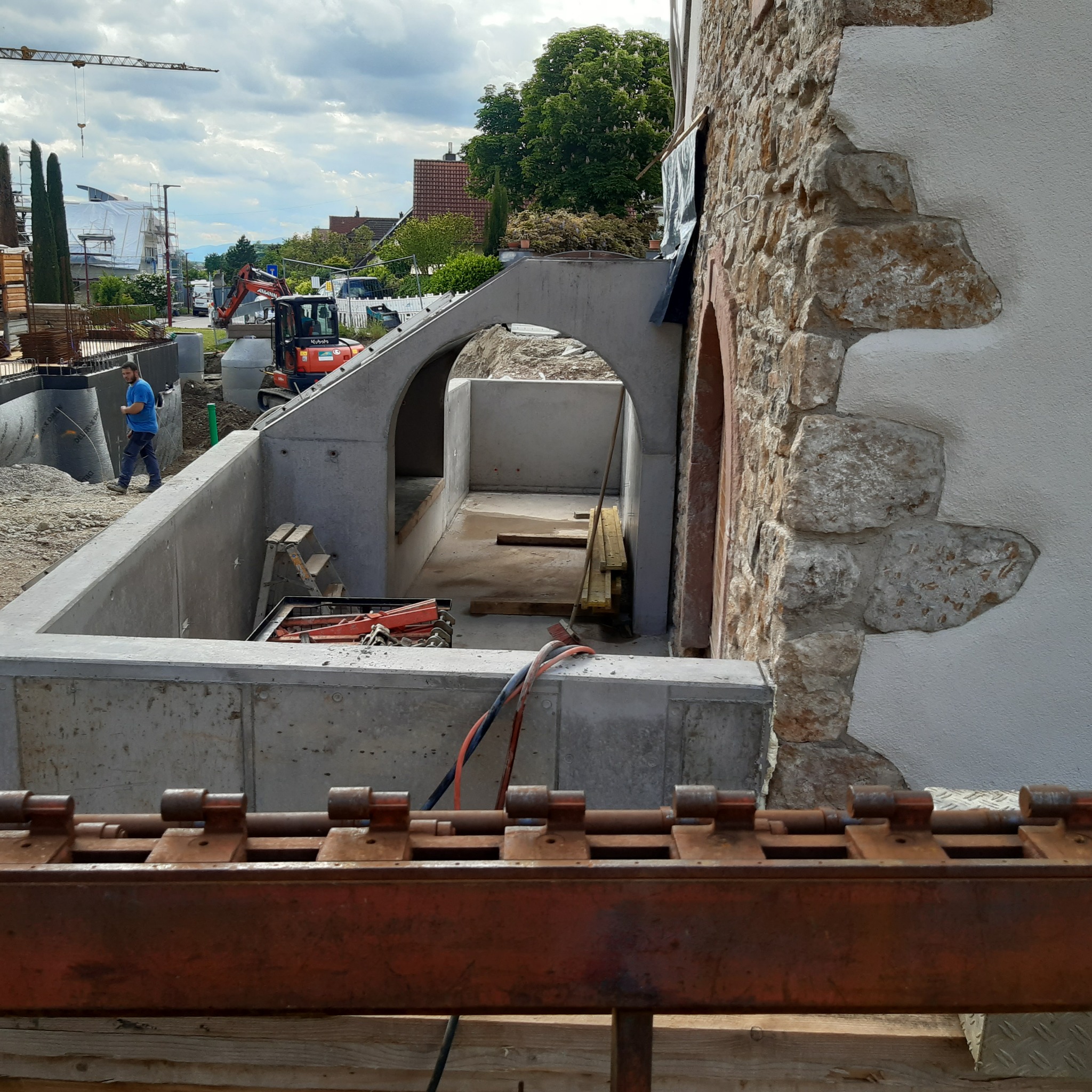 Blick entlang der Sichtbeton-Treppe und des Natursteinmauerwerks